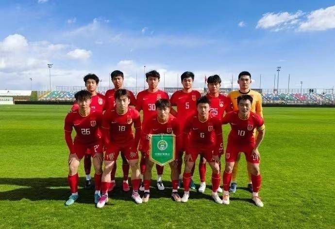 卜冠今饰演一位擅长自行产粮的;追星之王，握着画笔为爱发糖